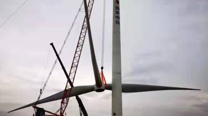 水電設(shè)計院白銀平川西格拉灘20兆瓦分散式風力發(fā)電項目第一臺風機吊裝圓滿完成