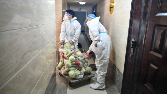 疫情防控情系職工   愛(ài)心物資送上家門